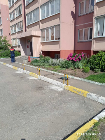 Установка дуг ограждения тротуара